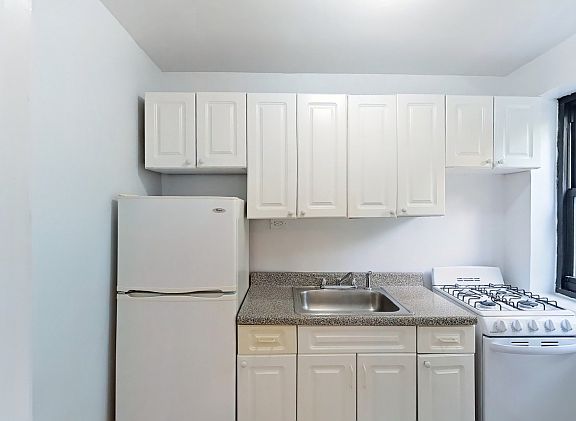 5th image of 246 E 46th St APT 3R