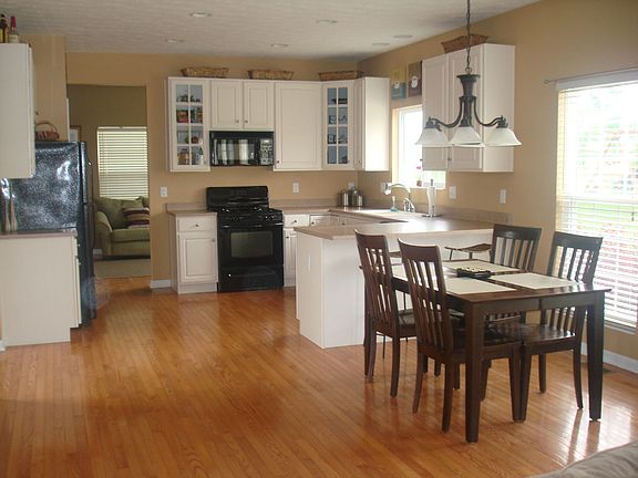 kitchen/breakfast area