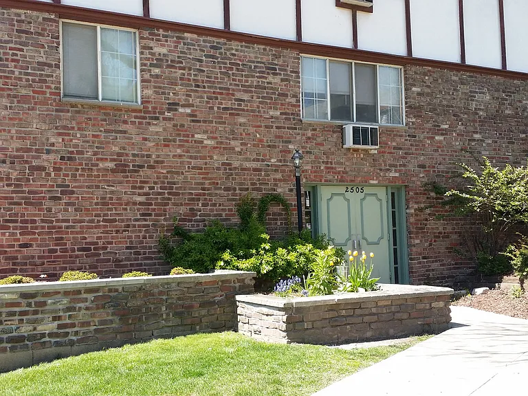2505 N Frederick Ave — Photo 4