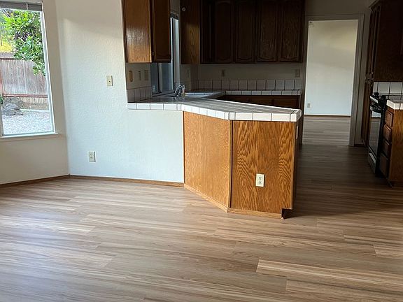4th image of 135 Redwood Ave