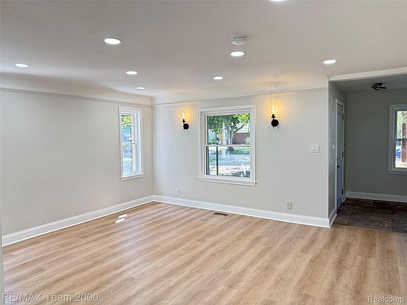 5th image of 19135 Eastwood Dr