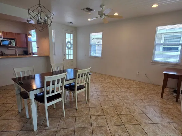 52 Kuinehe Pl, Makawao, HI 96768
