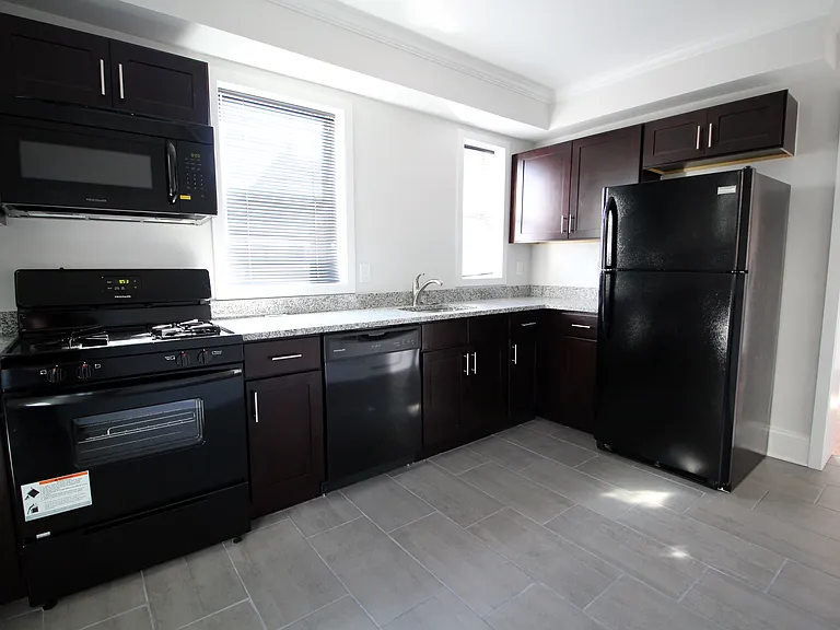 212 E Hanover St #C — Photo 3