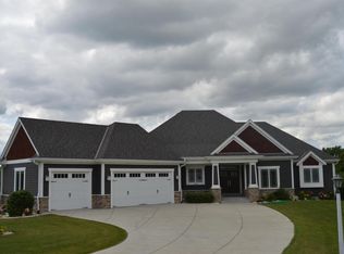 19590 Settlers Ridge Ct, New Berlin, WI 53146