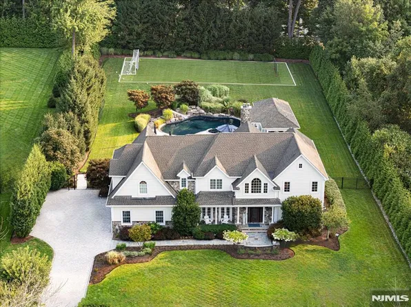 9 Holly Dr, Upper Saddle River, NJ 07458