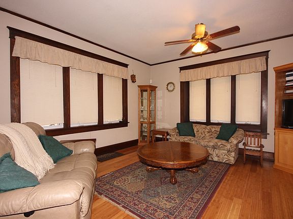 3rd image of 1302 W Parkside Dr