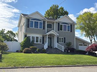 14 Wittman Ln, Brentwood, NY 11717
