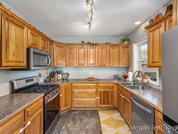 5th image of 1017 Lincoln Ave NW