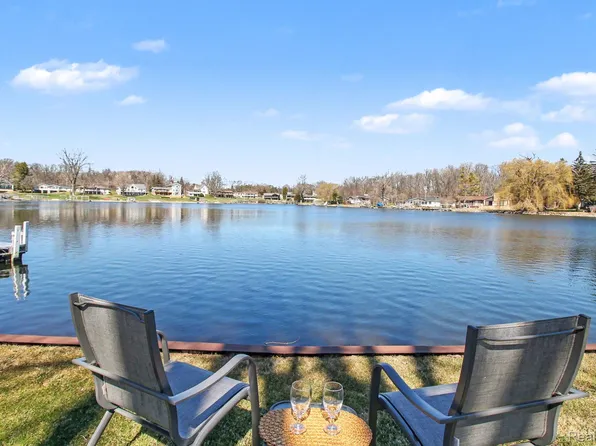 11591 Pleasant View Dr, Pinckney, MI 48169