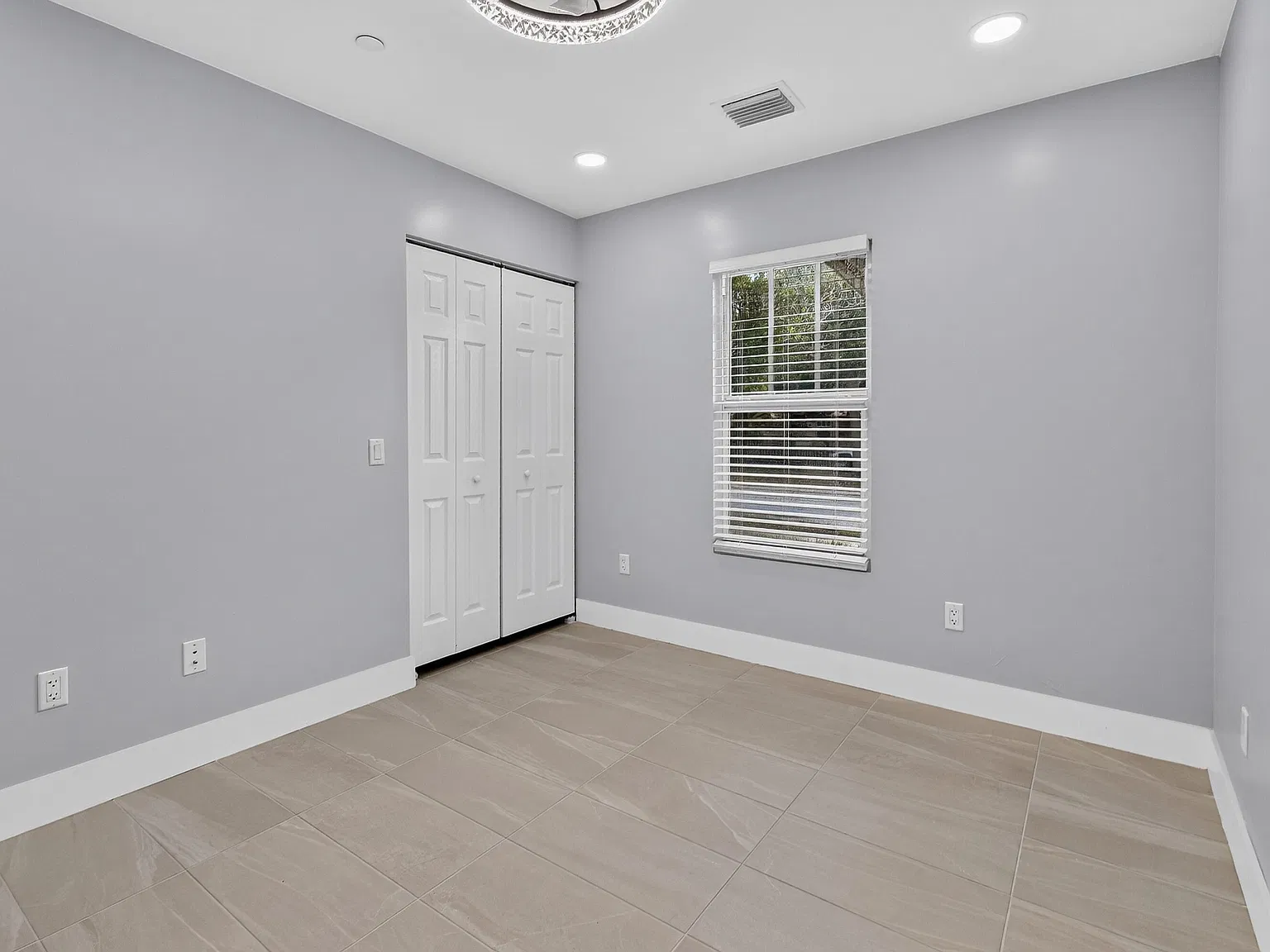 3 bed, 1.0 bath, 1000 sqft, $3,372 — Photo 3