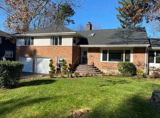 37 Pool Dr, Roslyn, NY 11576