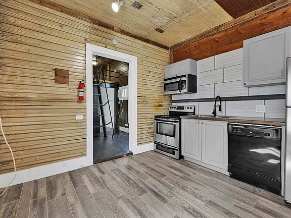 3rd image of 121 Howard St APT 1