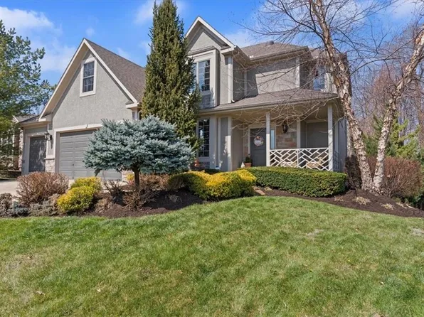 210 Broadmoor Dr, Louisburg, KS 66053