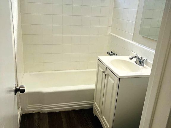 3rd image of 811 W 97th St #5