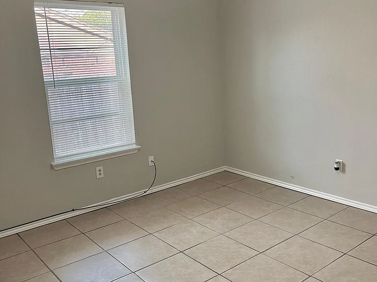 837 Woodland Ct — Photo 13