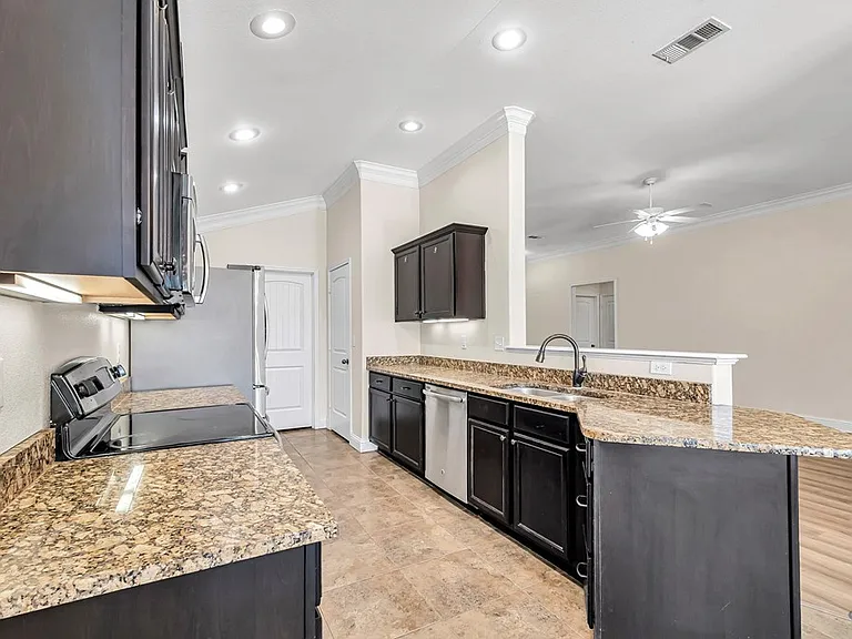 608 Memorial Ct — Photo 15