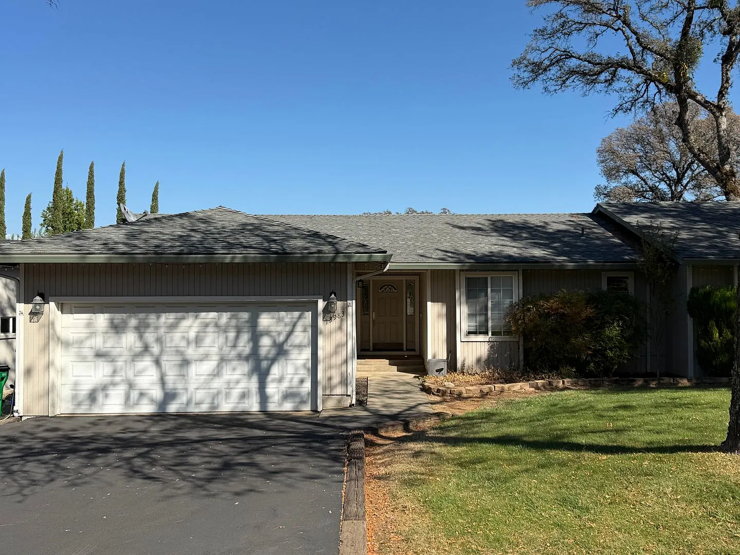Single story newly remodeled home on the golf course in Lake of the Pines! Huge yard! — Photo 1