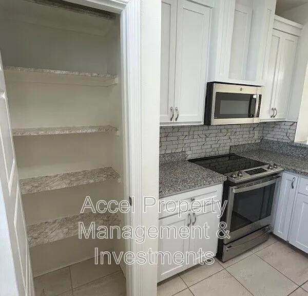 2325 N Peking St — Photo 4