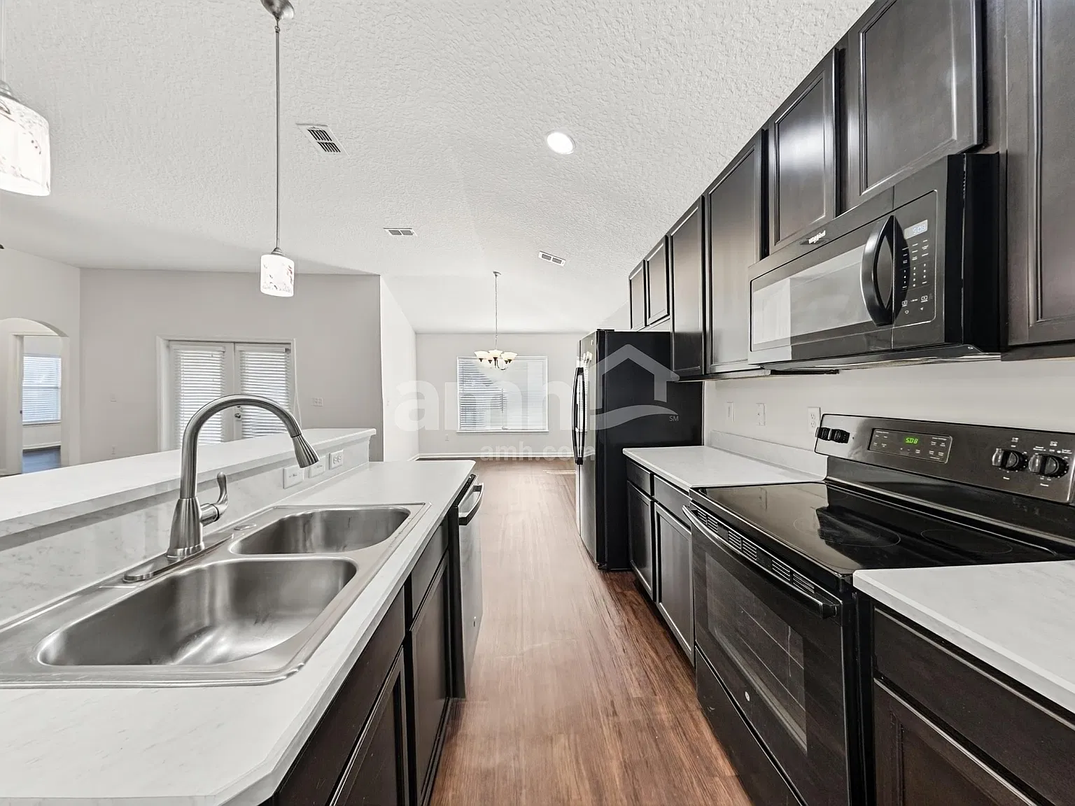 3 bed, 2.0 bath, 1768 sqft, $2,300 — Photo 3