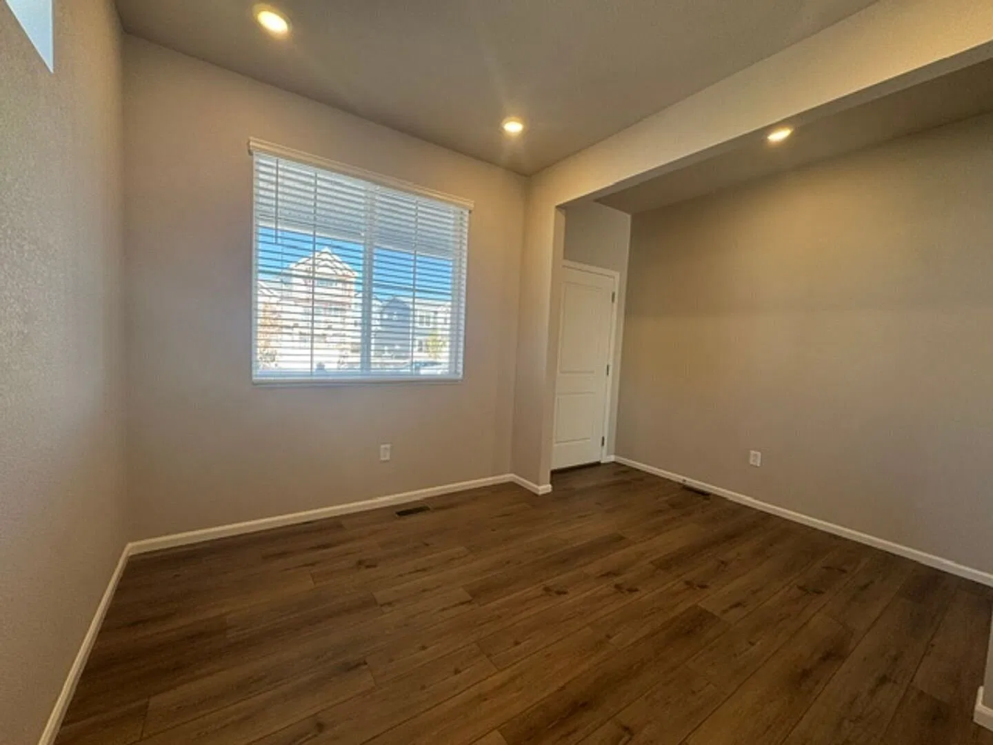 Brand New Spacious 5 Bd Home In Banning Lewis Ranch — Photo 4