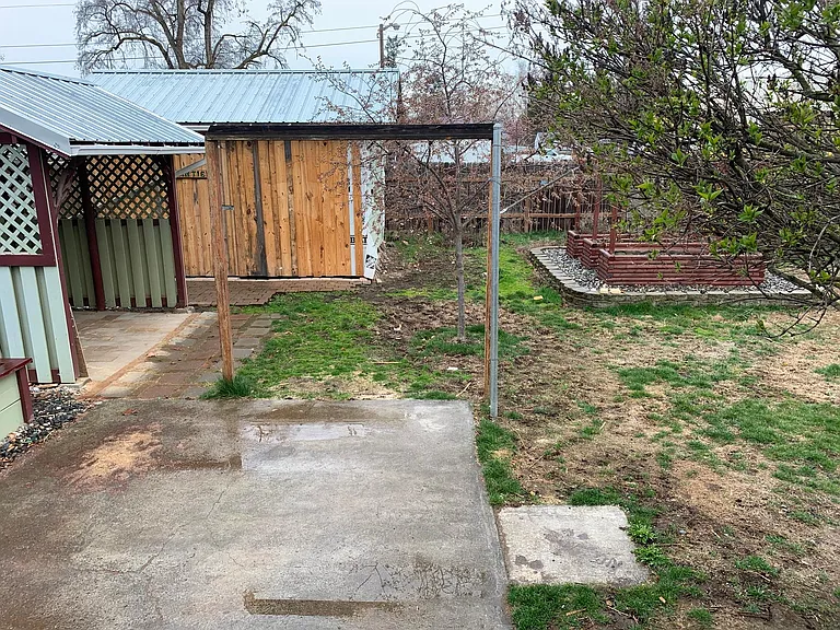 209 N Blue St — Photo 13