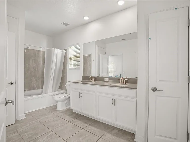 2999 Addison Blvd — Photo 15