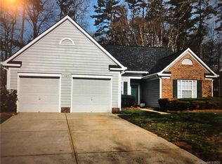 520 Oakbluff Cir, Charlotte, NC 28216