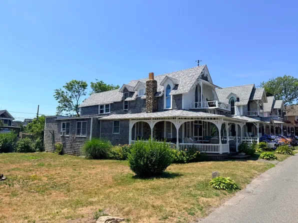 8 Pequot Ave, Oak Bluffs, MA 02557