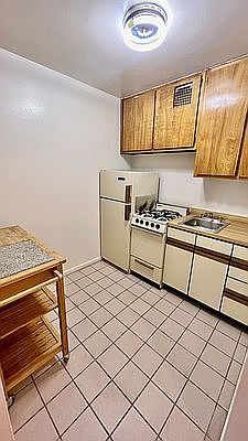 5th image of 40 W 88th St APT 1a