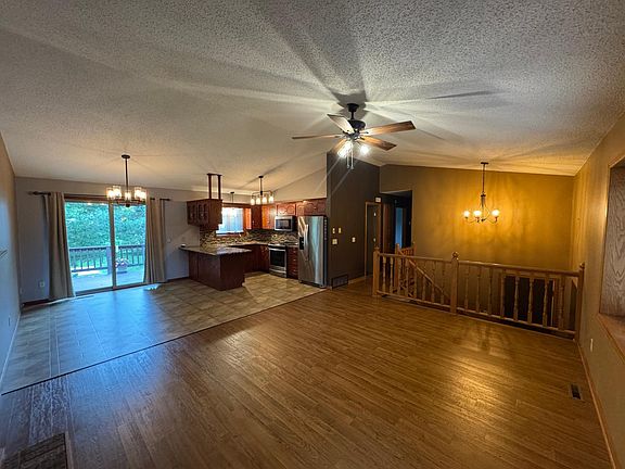 4th image of 902 4th Ave NE