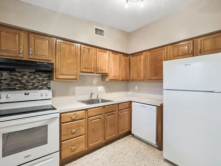 1416 Beatrice Dr — Photo 6