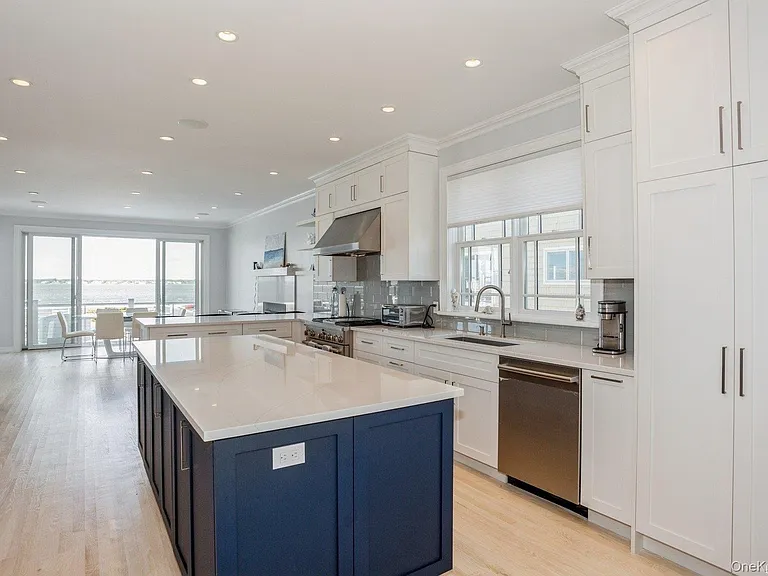 676 Dune Rd — Photo 3