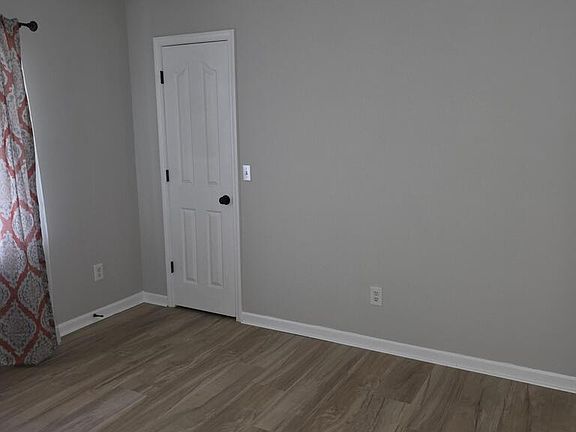 5th image of 305 Perdue Ln