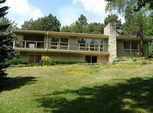 N40W27880 Glacier Rd, Pewaukee, WI 53072