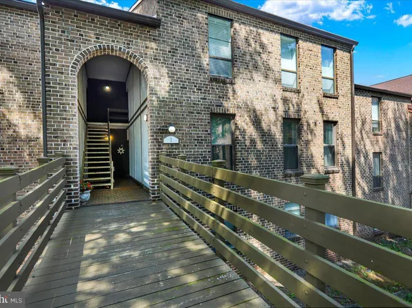 1 E Fairway Rd, Reading, PA 19607