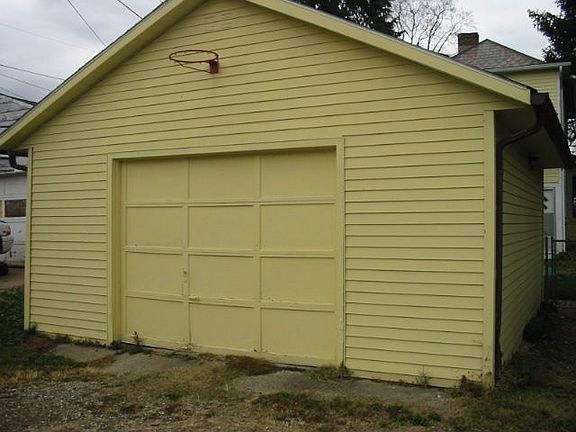 4th image of 223 Hoover St