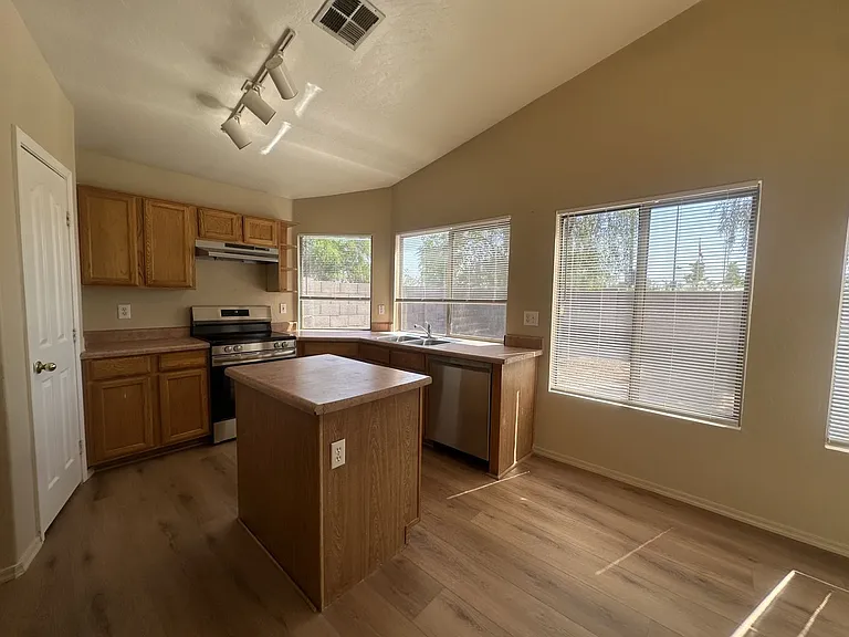 339 N Ocean Dr — Photo 12