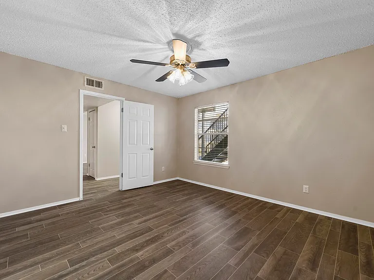 Bedroom with vinyl flooring