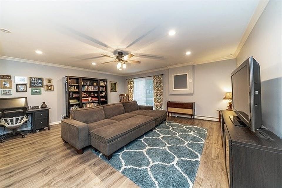 1st image of 4900 Forest Ave APT 102