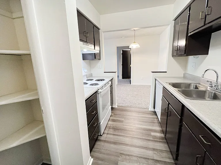 Four Worlds Apartments — Photo 57