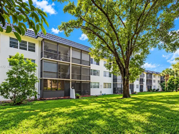 8901 S Hollybrook Blvd APT 303, Pembroke Pines, FL 33025