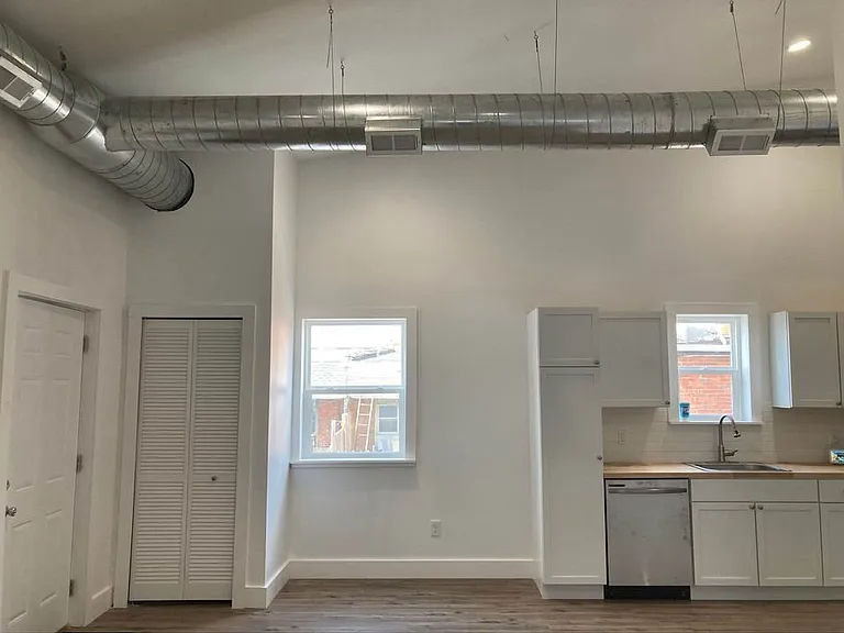 104 E Maple St #5 — Photo 4