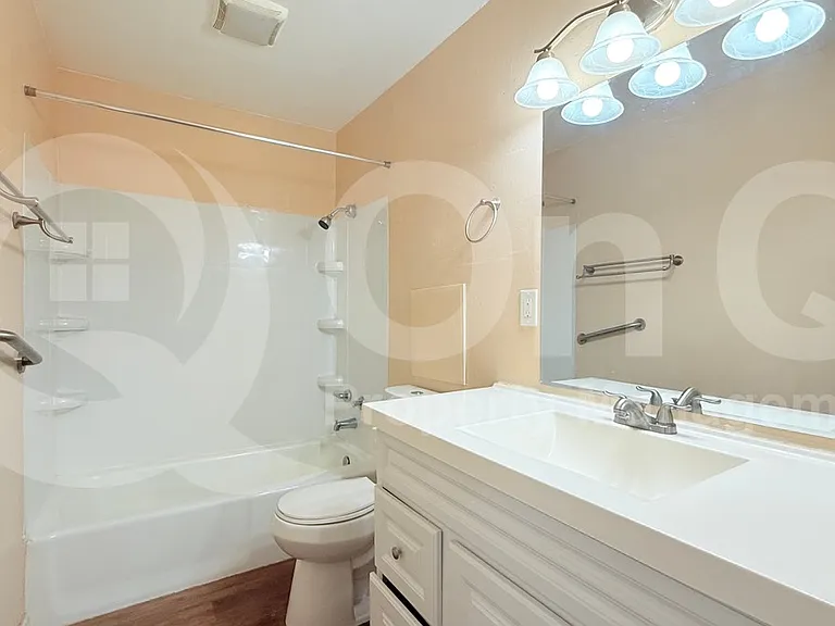 300 W 9th St — Photo 7