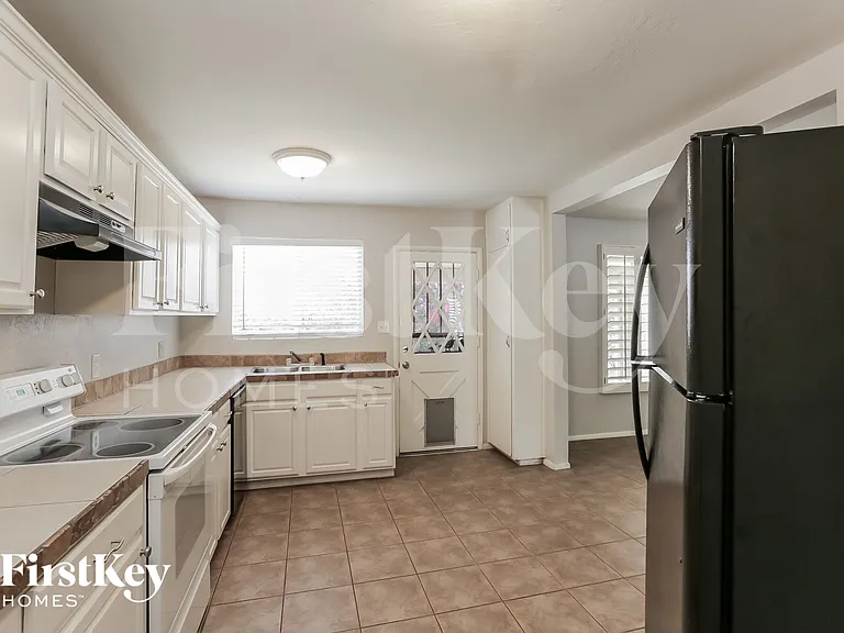 1357 W Sells Dr — Photo 4