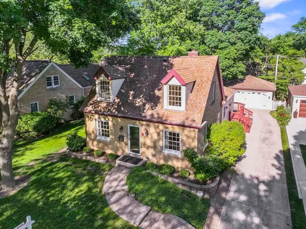 107 N Elmhurst Ave, Mount Prospect, IL 60056
