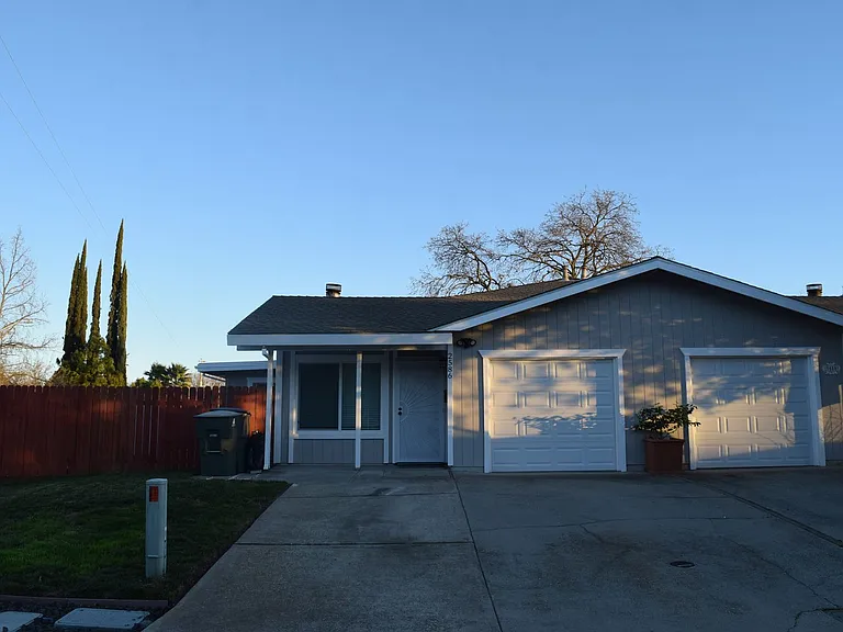 2586 S Whitney Blvd — Photo 4