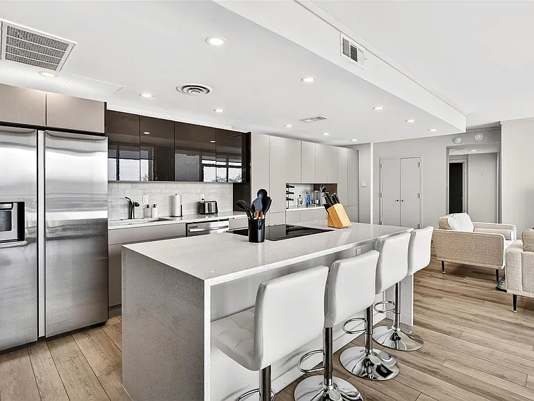 6211 W Northwest Hwy #400 — Photo 8