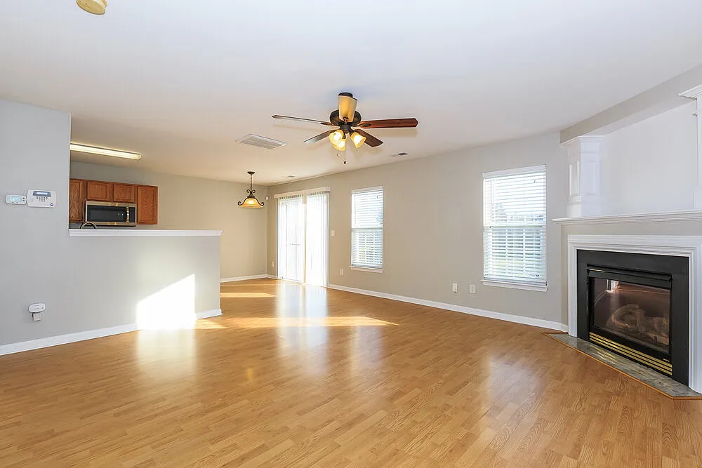 3 bed, 2.5 bath, 1672 sqft, $1,990 — Photo 3