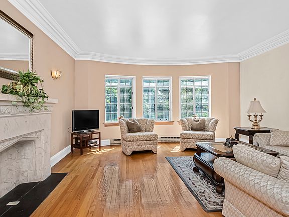 3rd image of 408 S Austin Blvd APT 1N