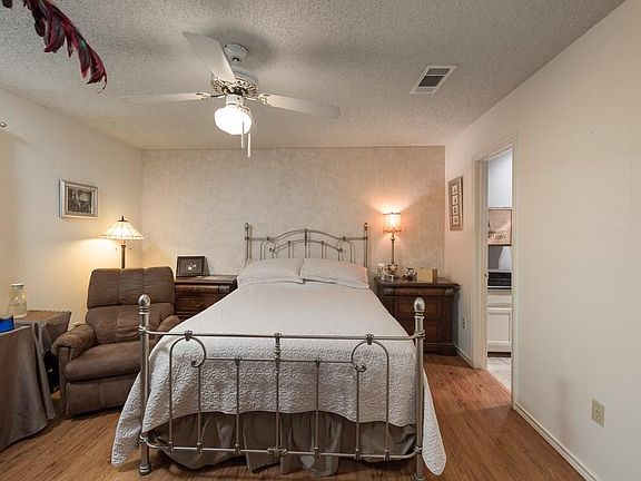 5th image of 2323 Kennington Dr APT C